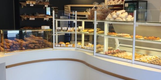 Comptoir, vitrine de boulangerie agencé par Dillet Agencement (85) en Vendée